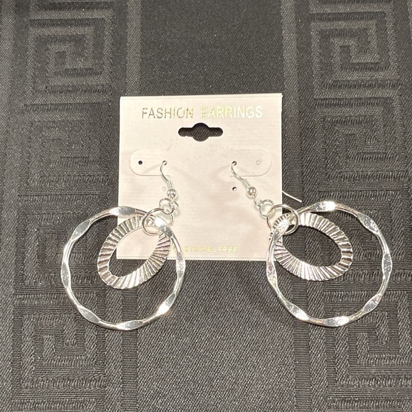 👋 3/$15 Fashion Earrings dangling Hoops 🔥 - Picture 5 of 5